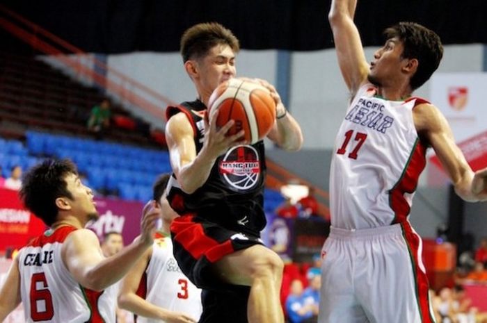 Pemain Hangtuah Sumsel, Mei Joni (tengah), berusaha meraih poin saat menghadapi Pacific Caesar Surabaya pada Seri I IBL 2016 di Hall Basket Senayan, Jakarta, Sabtu (9/1/2015).