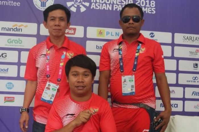Felix Ardi Yudha beserta manajer tim boccia Indonesia, Fery Kustono (kiri), dan pelatih Sigit Fredi (kanan), meraih kemenangan pertama buat tim boccia Indonesia, Minggu (6/10), di GOR Tanjung Priok.