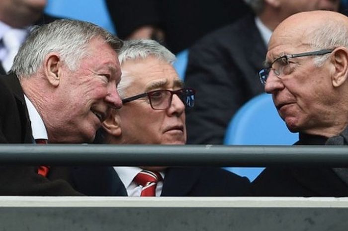 Sir Alex Ferguson, Albert Morgan, dan Sir Bobby Charlton (kiri ke kanan) berdiskusi dalam pertandingan Premier League antara Manchester City dan Manchester United di Stadion Etihad, Manchester, Inggris, 20 Maret 2016.