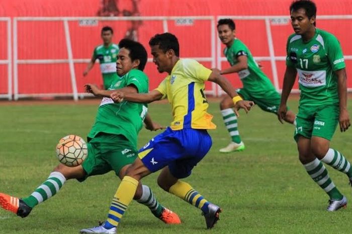 Penyerang muda Persegres, Komarudin (kuning) dihalangi bek Persekap pada laga ketiga Bung Karno Cup 2017 di Stadion Gelora Supriyadi, Kota Blitar, Jumat (10/3/2017) sore. 