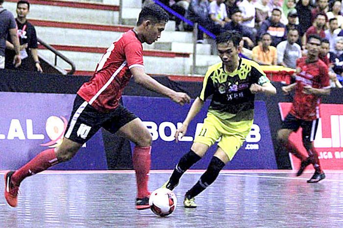 Pemain IKIP PGRI Pontianak, Rafi'i (kiri), berupaya melewati pemain UPB dalam laga semifinal Liga Mahasiswa Futsal Kalimantan Conference 2018 di GOR Pangsuma, Pontianak, Selasa (2/10/2018).