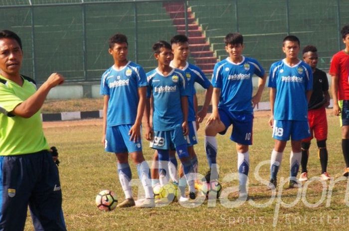 Pelatih Persib U-19, Budiman dan pemain asuhannya saat berlatih di Stadion Siliwangi, Jumat (22/9/2017).