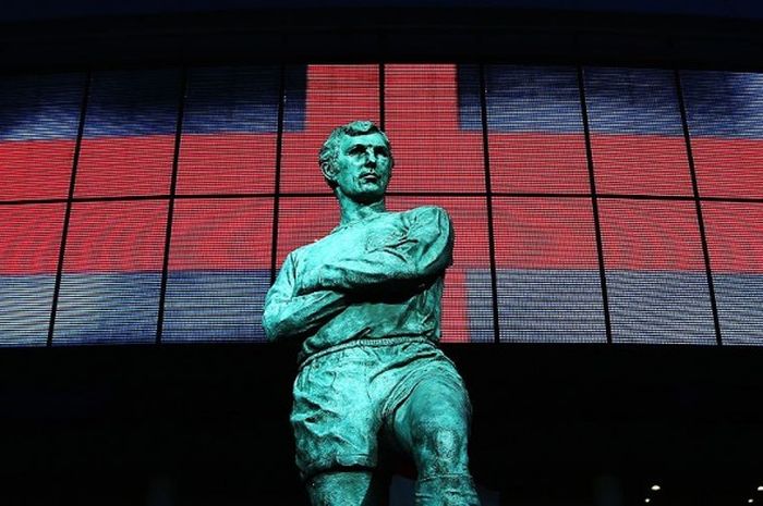 Patung kapten Inggris saat menjadi kampiun Piala Dunia 1966, Sir Bobby Moore, tampak dalam balutan cahaya menjelang partai kualifikasi Grup E antara Inggris dan Estonia di Stadion Wembley, London, 9 Oktober 2015.