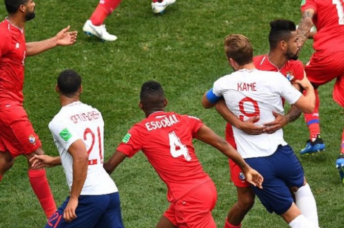 Harry Kane dikawal ketat Anibal Godoy pada pertandingan Inggris vs Panama di Nizhny Novgorod, 24 Juni 2018.