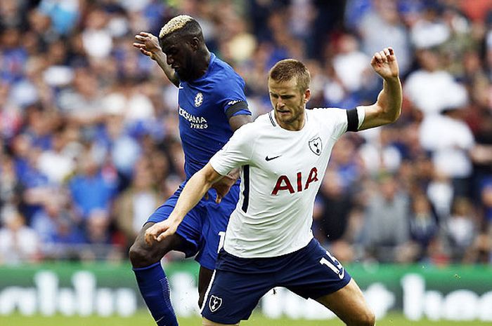Gelandang Chelsea,  Tiemoue Bakayoko (kiri), berebut bola dengan bek Tottenham Hotspur, Eric Dier, dalam laga lanjutan Liga Inggris 2017-2018 di Stadion Wembley, London, Inggris, pada 20 Agustus 2017.