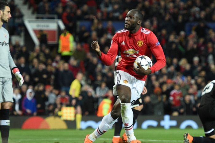 Striker Manchester United, Romelu Lukaku, merayakan gol yang dia cetak ke gawang Sevilla dalam laga leg kedua babak 16 besar Liga Champions di Stadion Old Trafford, Manchester, Inggris, pada 13 Maret 2018.