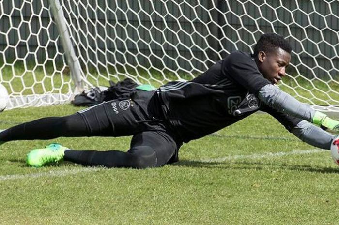 Kiper asal Kamerun, Andre Onana dalam sesi latihan AJax pada 2017. 