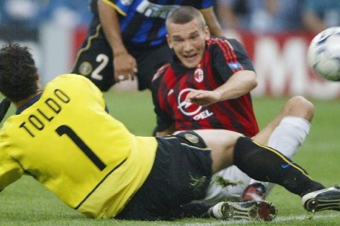 Striker AC Milan, Andriy Shevchenko, mencetak gol meelwati kiper Inter, Francesco Toldo, pada laga semifinal Liga Champions 2003.