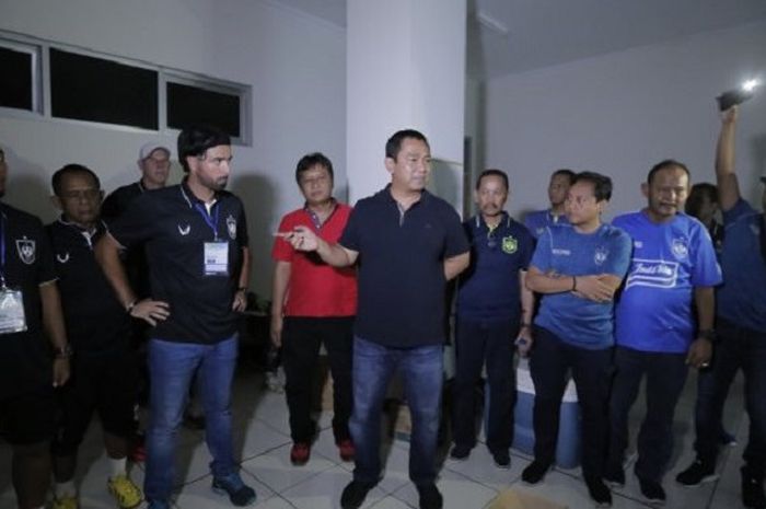 Walikota Semarang, Hendrar Prihadi, berbicara dengan oficial tim PSIS Semarang