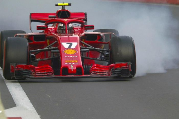 Pebalap Ferrari, Kimi Raikkonen (#7) memacu jet daratnya saat balap berlangsung di GP Azerbaijan pada Minggu (29/4/2018)
