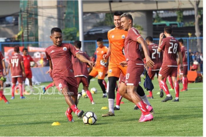 Ramdani Lestaluhu dan Bruno Oliveira de Matos alias Bruno Matos dalam latihan Persija Jakarta di Lapangan Aldiron, Pancoran, Jakarta Selatan, Senin (7/1/2019).