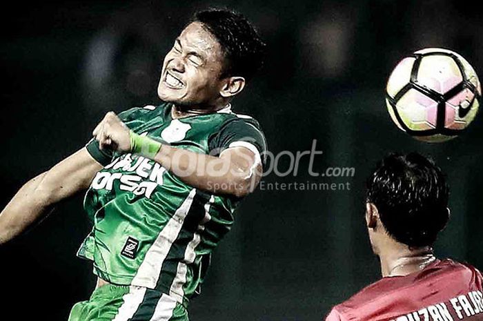 Aksi striker PSMS Medan, Dimas Drajad, saat menyundul bola dalam laga perempat final Liga 2 melawan 