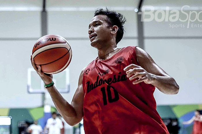 Aksi small forward Timnas Basket Indonesia, Kaleb Ramot Gemilang, saat menjalani latihan jelang test event Asian Games 2018.