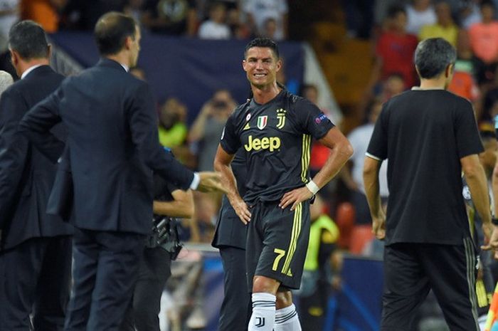 Megabintang Juventus, Cristiano Ronaldo (tengah), menangis usai menerima kartu merah dalam laga Grup H Liga Champions kontra Valencia di Stadion Mestalla, Valencia, Spanyol pada 19 September 2018.