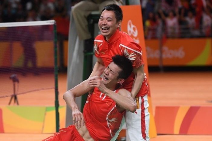  Pebulu tangkis tunggal putra China, Chen Long, menangis setelah memastikan diri meraih medali emas Olimpiade Rio 2016 seusai mengalahkan Lee Chong Wei (Malaysia), 21-18, 21-18, pada laga final yang berlangsung di Riocentro Pavilion 4, Sabtu (20/8/2016). 