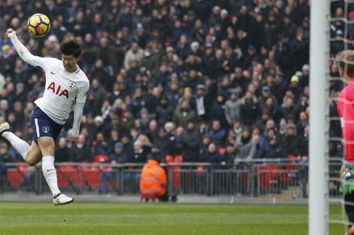 Momen Son Heung-Min mencetak gol ke gawang Huddersfield Town pada laga lanjutan Liga Inggris di Stadion Wembley, Sabtu (3/3/2018) malam WIB.