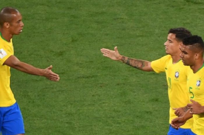  Miranda, Marcelo, dan Casemiro merayakan gol Brasil ke gawang Swiss pada pertandingan Piala Dunia 2019 di Rostov, 17 Juni 2018.  