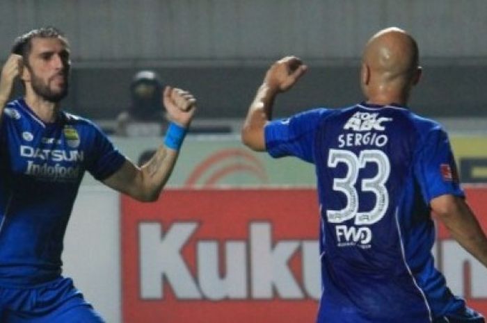 Selebrasi duo pemain Persib, Vladimor Vujovic dan Sergio van Dijk setelah membobol gawang PSM Makassar pada laga putaran pertama TSC di GBLA, Kota Bandung, 2 Juli 2016. 