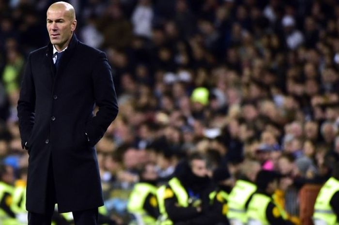 Ekspresi pelatih Real Madrid, Zinedine Zidane, saat memerhatikan timnya bertanding mengahadapi Real Betis dalam laga La Liga 2016-2017 di Stadion Santiago bernabeu, Madrid, Spanyol, pada Minggu (12/3/2017).