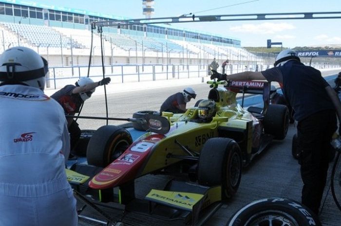 Pebalap tim Jagonya Ayam asal Indonesia, Sean Gelael, sedang berada di paddock saat sesi tes resmi terakhir GP2 di Sirkuit Jerez, Spanyol, Jumat (1/4/2016).