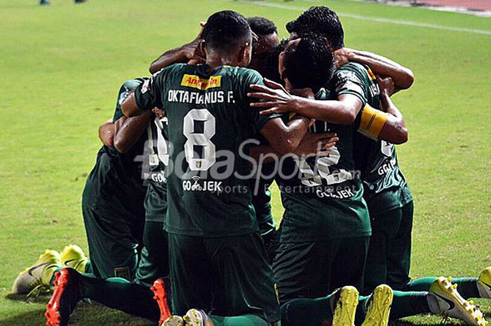   Pemain Persebaya Surabaya merayakan kemenangan mereka atas Perserui Serui pada laga perdana Liga 1 musim 2018 di Gelora Bung Tomo Surabaya, Minggu (25/3/2018).  