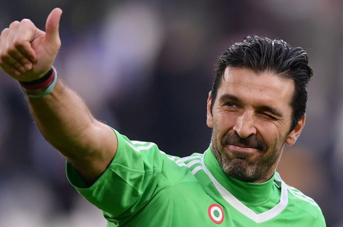  Kiper Juventus, Gianluigi Buffon, merayakan kemenangan atas Sassuolo dalam laga Liga Italia di Stadion Allianz, Turin, pada 4 Februari 2018.   