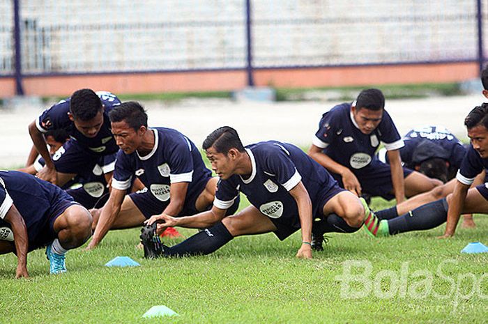 Pemain Persela Lamongan saat mengikuti latihan di stadion Surajaya Lamongan, Kamis (4/1/2017).