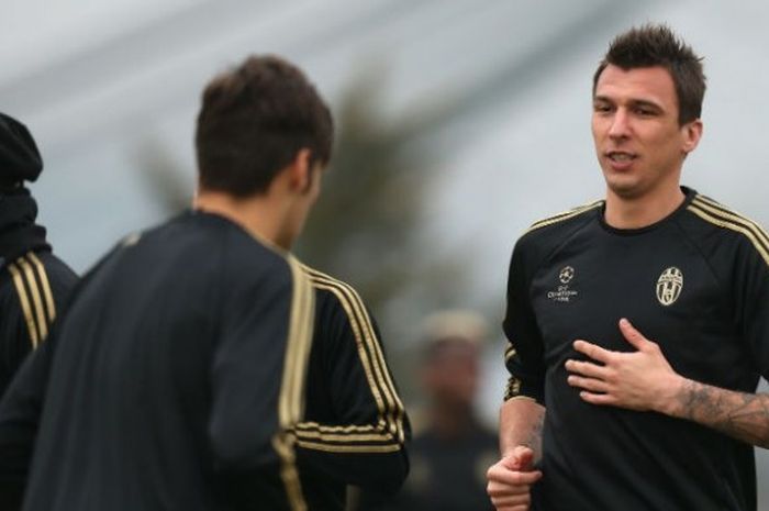 Penyerang Juventus, Mario Mandzukic (kanan) dalam sesi latihan jelang pertandingan babak 16 besar Liga Champions, Rabu (24/2/2016).