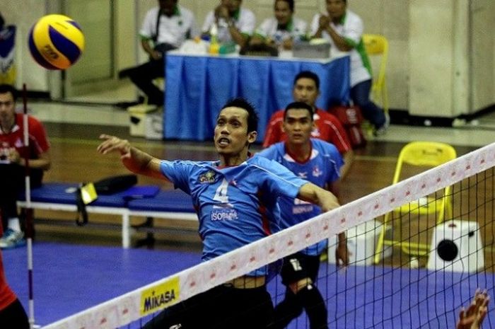 Kapten Surabaya Bhayangkara Samator, Mahfud Nurcahyadi, melepas smes ke arah Jakarta Elektrik PLN pada putaran kedua Seri III Proliga 2017 yang berlangsung di GOR Ken Arok, Malang, Jumat (17/3/2017).