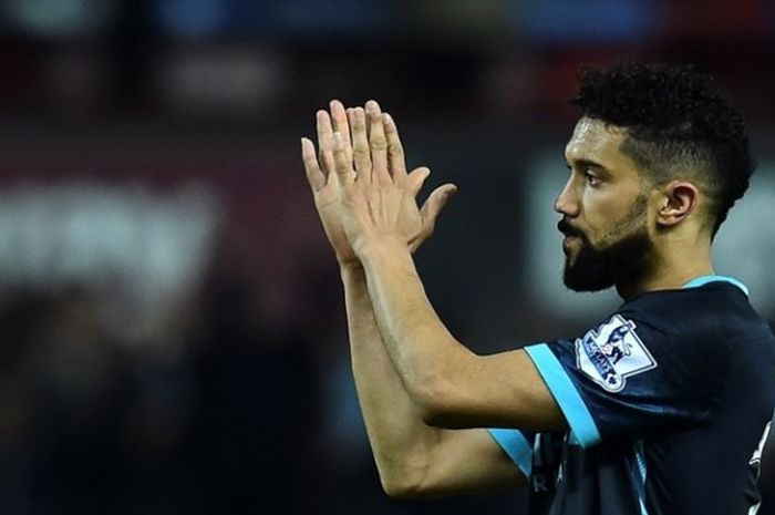 Pemain belakang Manchester City, Gael Clichy, memberikan tepuk tangan setelah partai kontra West Ham United pada lanjutan Premier League di Stadion Boleyn Ground, 23 Januari 2016.