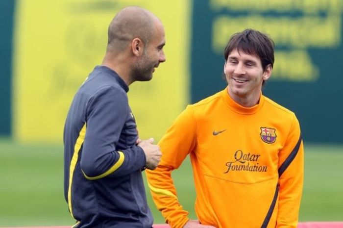 Pelatih Barcelona, Pep Guardiola, berbicara dengan Lionel Messi setelah mengumumkan diri akan meninggalkan Barcelona pada sebuah sesi latihan, 27 April 2012.