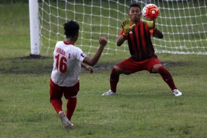 Pemain depan Persihaltim, Fikram Sahajuan melepaskan sepakan ke gawang Persisum yang dijaga kiper I Kadek Oka Darma Putra di Stadion Pandanaran, Ungaran, Rabu (23/11/2016). 