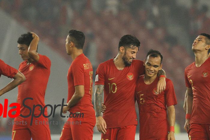  Ekspresi pemain timnas Indonesia; Zulfiandi, Dedik Setiawan, Ricky Fajrin, Stefano Lilipaly, Riko Simanjuntak, serta I Putu Gede Juni Antara (dari kiri ke kanan) sesuai laga kontra timnas Filipina pada laga pamungkas fase grup Piala AFF 2018 di SUGBK, Minggu (25/11/2018).  