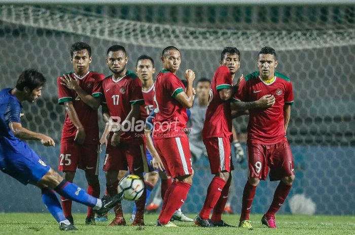     Uji coba kedua timnas U-23 Indonesia kontra timnas U-23 Thailand, Shinnaphat Leeaoh, di Stadion Pakansari, Kabupaten Bogor, Minggu (3/6/2018).    