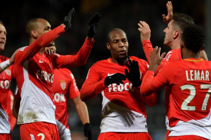Selebrasi para pemain AS Monaco merayakan salah satu gol striker Stevan Jovetic (kedua dari kanan) ke gawang Angers dalam laga Liga Prancis 2017-2018 di Stade Raymond-Kopa, Angers, Prancis, pada Sabtu (10/2/2018).
