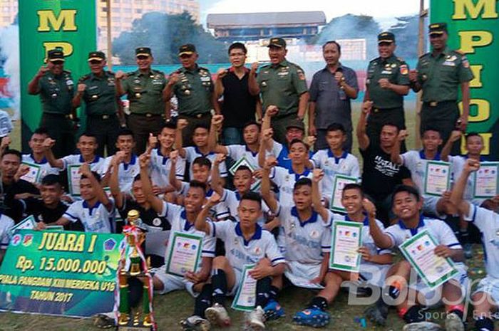 Tim Barisan Muda Matali berpose bersama Pangdam XIII/Merdeka, Mayor Jenderal TNI Ganip Warsito, dan jajaran Kodam XIII/Merdeka usai penyerahan hadiah Piala Pangdam XIII/Merdeka.