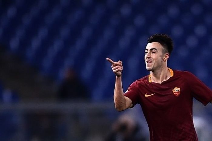 Luapan kegembiraan penyerang AS Roma, Stephan El Shaarawy, seusai mencetak gol ke gawang Chievo Verona pada pertandingan lanjutan Serie A di Olympic Stadium pada 22 Desember 2016.   