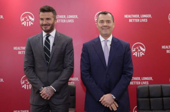    Legenda sepak bola Inggris, David Beckham (kiri), hadir sebagai Global Ambassador AIA untuk kampanye What’s Your Why, bersama Stuart Spencer, Group Chief Marketing Officer IA Group, dalam acara temu media di Jakarta, Senin (26/3/2018)   