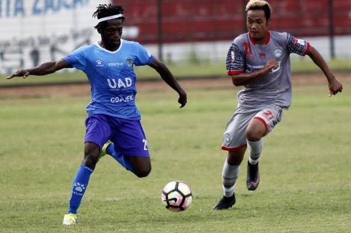 Pemain PSIM Yogyakarta, Ayub Anton (kiri) mencoba lepas dari kawalan pilar Martapura FC pada laga Grup 5 Liga 2 di Stadion Sultan Agung, Bantul, 23 April 2017. 