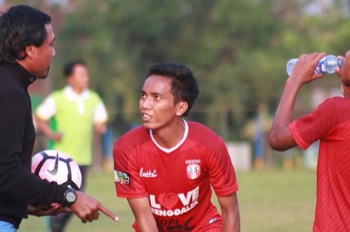 Pelatih Persiga Trenggalek, Mursyid Effendi memberikan pengarahan ke anak asuhnya saat timnya dijamu ASIFA Malang pada laga Grup E Liga 3 Jawa Timur musim 2017 di lapangan Arhanud, Kabupaten Malang, Rabu (10/5/2017) sore. 