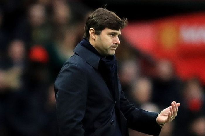 Pelatih Tottenham, Mauricio Pochettino memberikan gestur saat laga Premier League antara Manchester United dan Tottenham Hotspur di Old Trafford, Manchester Inggris, 11 Desember 2016. 