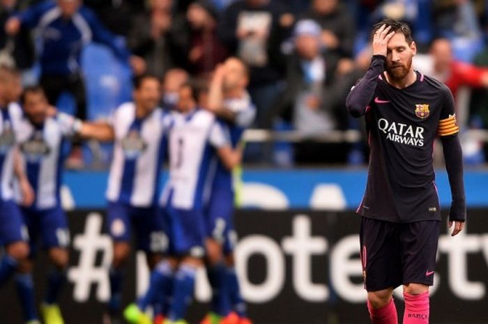 Ikon FC Barcelona, Lionel Messi (kanan), menunjukkan ekspresi kecewa setelah timnya dibobol oleh Deportivo La Coruna dalam pertandingan La Liga di Stadion Riazor, La Coruna, Spanyol, pada 12 Maret 2017.