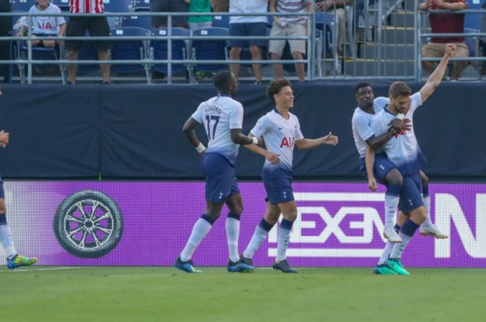 Para pemain Tottenham Hotspur merayakan gol Fernando Llorente (kanan) ke gawang AS Roma dalam partai  International Champions Cup di Stadion Qualcomm, Kamis (26/7/2018).