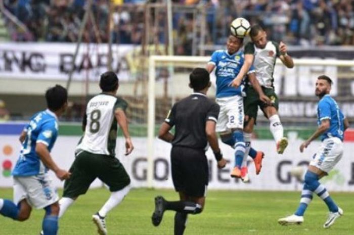  Pertandingan Liga 1 antara Persib Bandung dan PS Tira di Stadion Gelora Bandung Lautan Api, Senin (26/3/2018).  