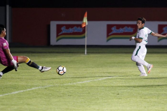  Penyerang timnas U-19 Indonesia, Egy Maulana Vikri (kanan) saat melepaskan sepakan ke arah kiper PSS Sleman, Yoewanto Setya Beni pada laga uji coba di Stadion Maguwoharjo pada 2 Juni 2018.  