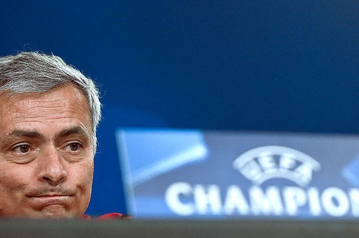 Ekspresi pelatih Manchester United, Jose Mourinho, saat berbicara dalam konfrensi pers di Stadion Luz, Lisbon, pada 17 Oktober 2017, menjelang laga Grup A Liga Champions 2017-2018 melawan Benfica.