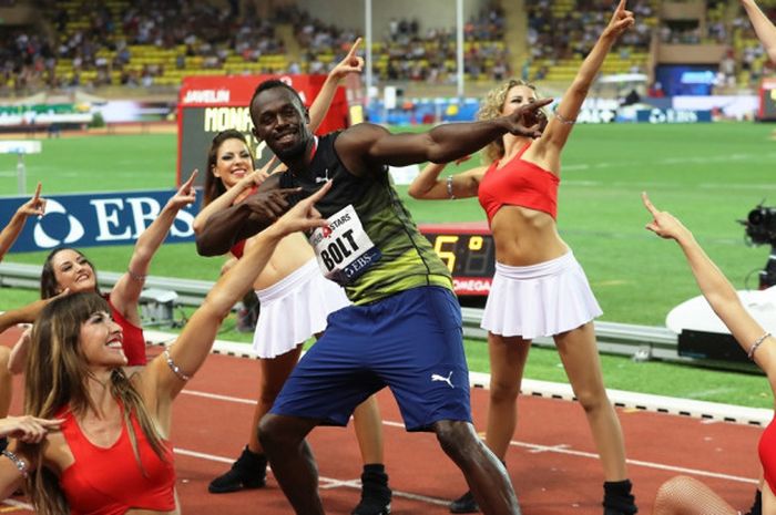 Sprinter Jamaika, Usain Bolt (tengah), melakukan selebrasi khas Bolt bersama para dancer setelah memenangi lomba lari nomor 100 meter pada IAAF Diamond League, Monako, Jumat (21/7/2017).