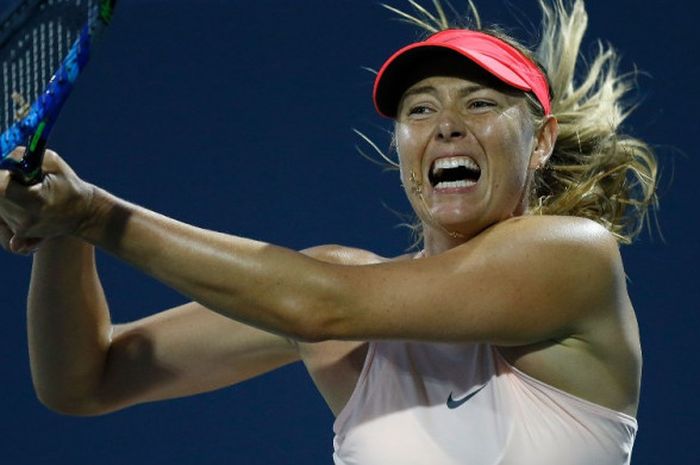 Petenis putri Rusia, Maria Sharapova, mengembalikan bola dari Jennifer Brady (AS) pada babak pertama Bank of the West Classic di Stanford University Taube Family Tennis Stadium, Stanford, California, 31 Juli 2017.