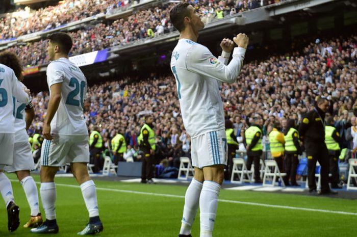 Penyerang Real Madrid, Cristiano Ronaldo (kanan), saat merayakan salah satu gol yang ia cetak ke gawang Sevilla dalam pertandingan La Liga Spanyol 2017-2018 di Stadion Santiago Bernabeu, Madrid, Spanyol, pada 9 Desember 2017.