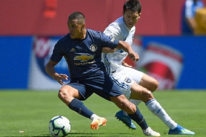 Alexis Sanchez mencoba melewati penjagaan Shea Salinas saat Manchester United berhadapan dengan San Jose Earthquakes di Stadion Levi's, 22 Juli 2018.